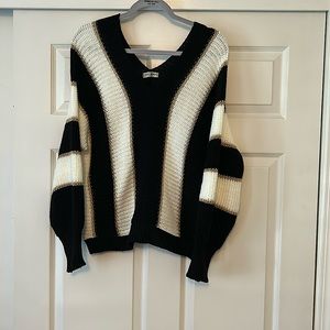 ⚜️ Black/White/Gold Metallic V-neck Sweater ⚜️